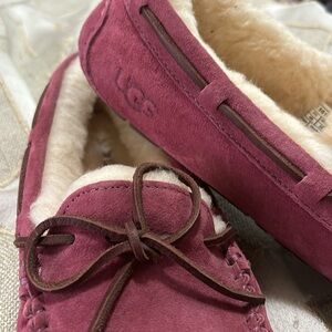 UGG DAKOTA GARNET FULLY LINED SHEARLING SLIPPERS US 9 NWOT